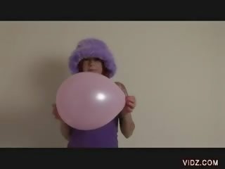 Sedusive bitch rubs puss against balloon