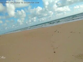 Drinken plassen laatste dag bij de publiek strand in brazilië -aprilbigass-